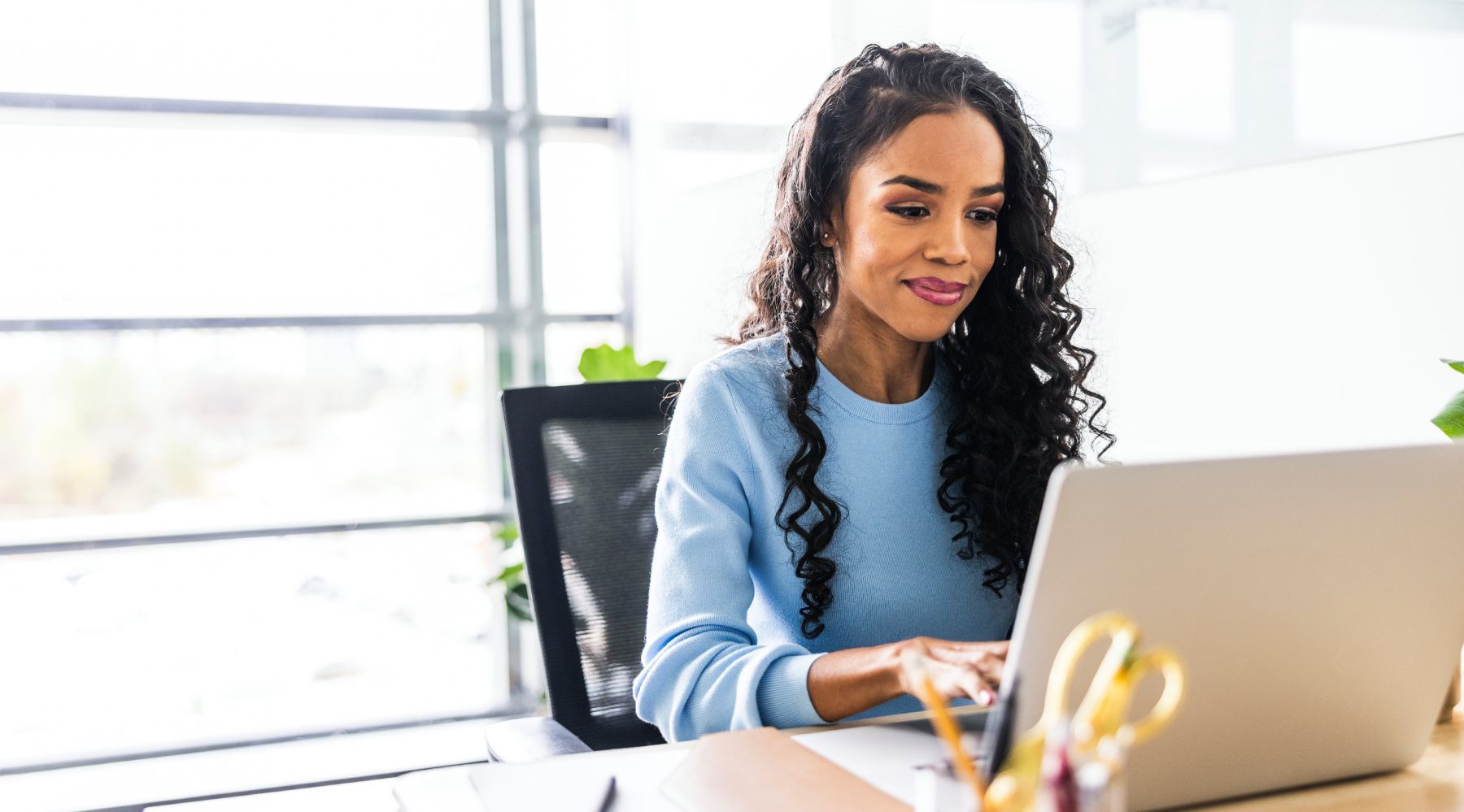 Woman managing spreadsheet on computer - Plan administration services
